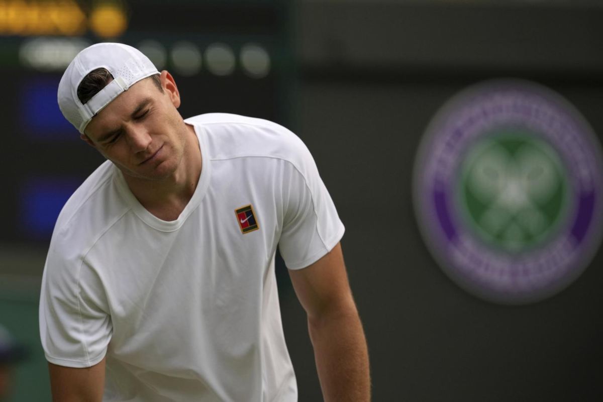 Jack Draper in primo piano, con la testa e il corpo inclinati e con gli occhi chiusi