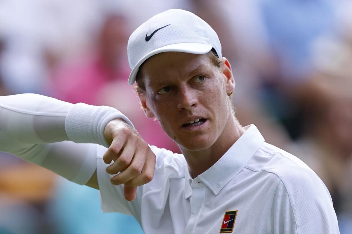 Jannik Sinner affaticato durante la finale di Wimbledon