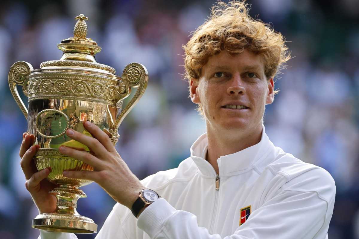 Jannik Sinner col trofeo di Wimbledon
