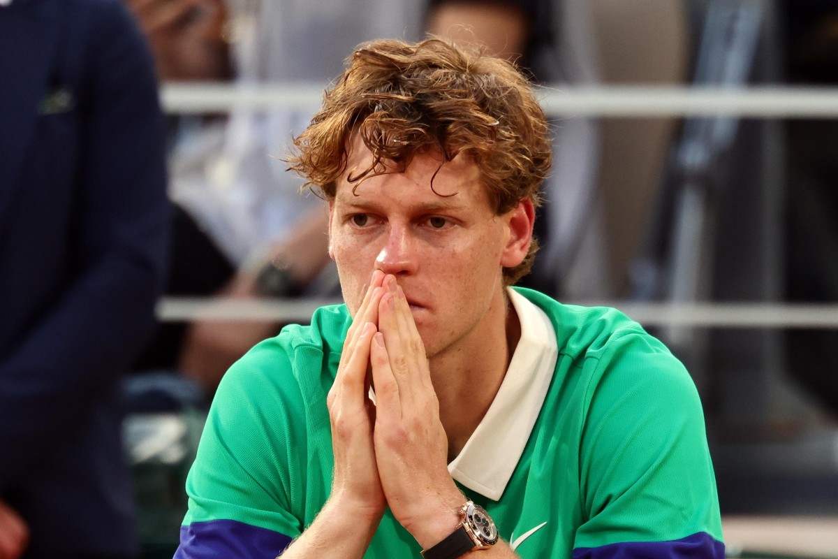 Jannik Sinner disperato a Parigi