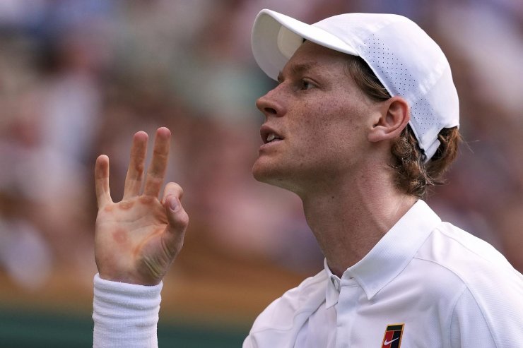 Jannik Sinner si lamenta col suo angolo a Wimbledon