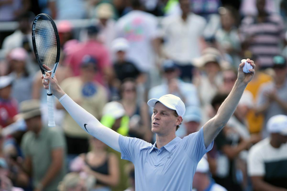 Jannik Sinner esulta dopo una vittoria