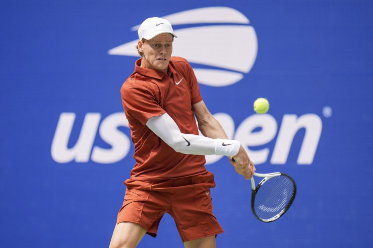 Jannik Sinner in procinto di colpire la pallina con il rovescio a due mani