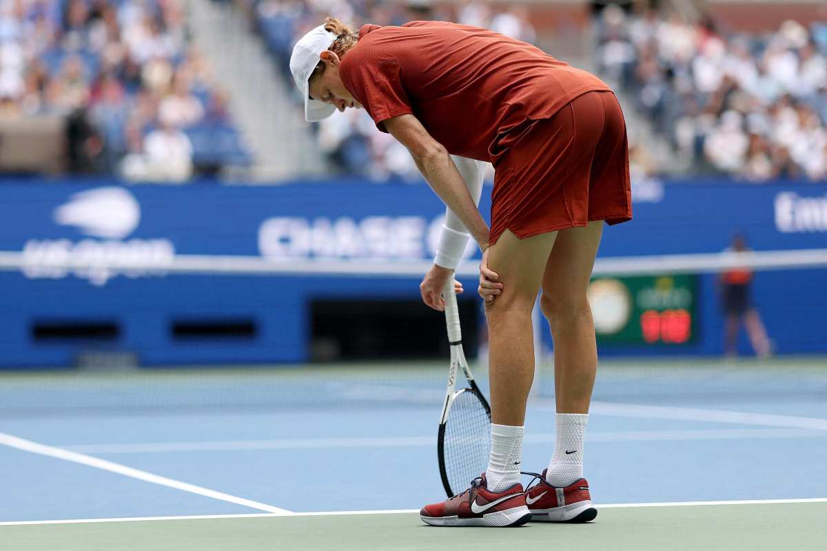 Jannik Sinner con le mani sulle ginocchia