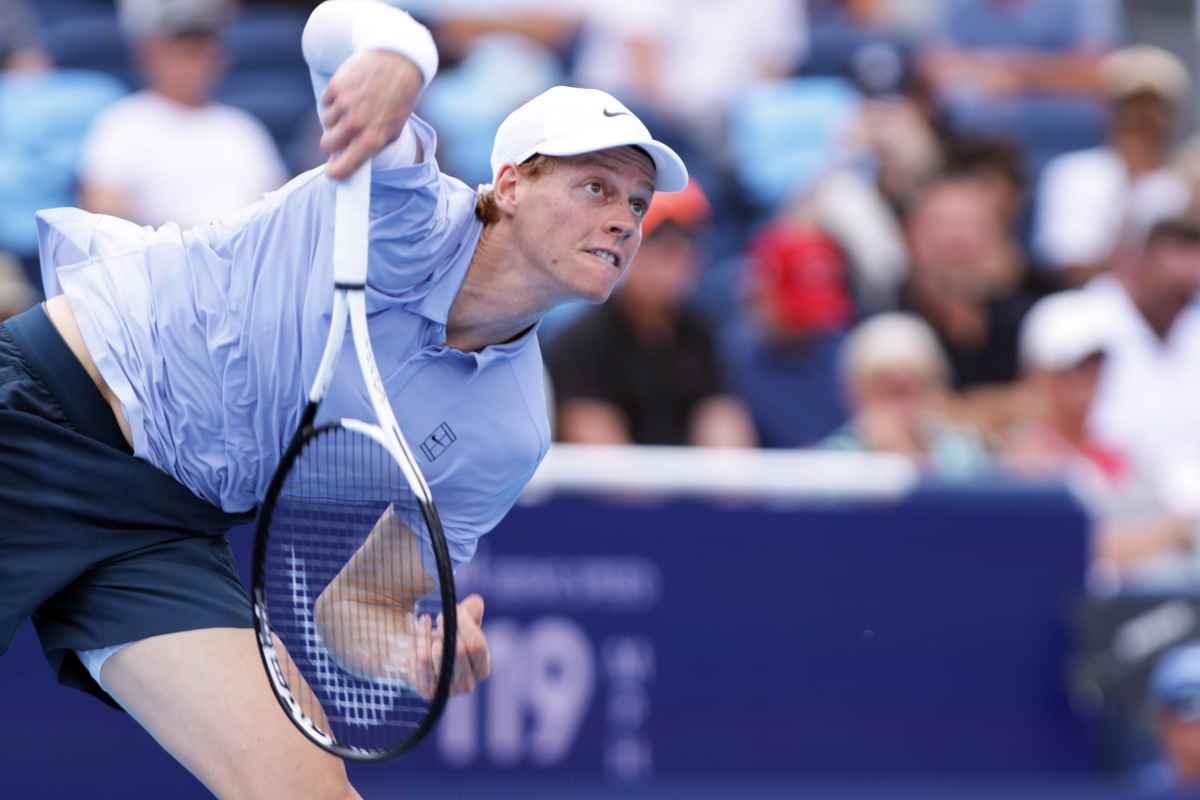 Sinner durante il movimento del servizio