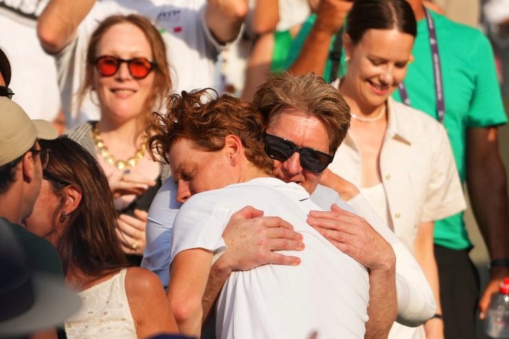 L'abbraccio tra Jannik e suo padre Hanspeter