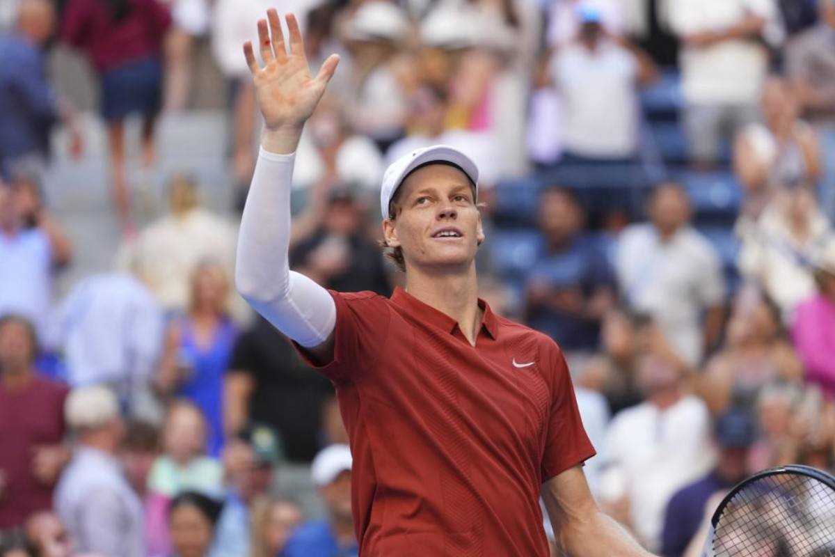Jannik Sinner saluta il pubblico di New York