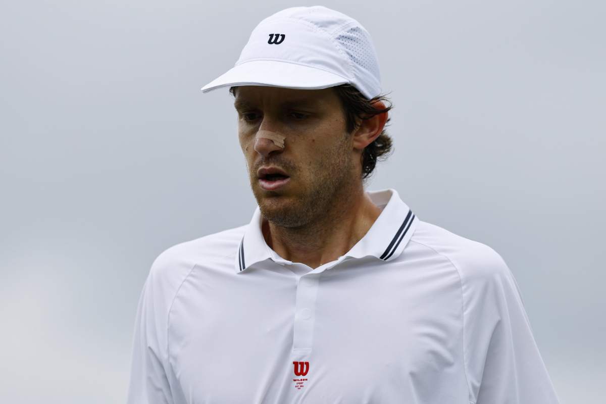 Nicolas Jarry con lo sguardo preoccupato