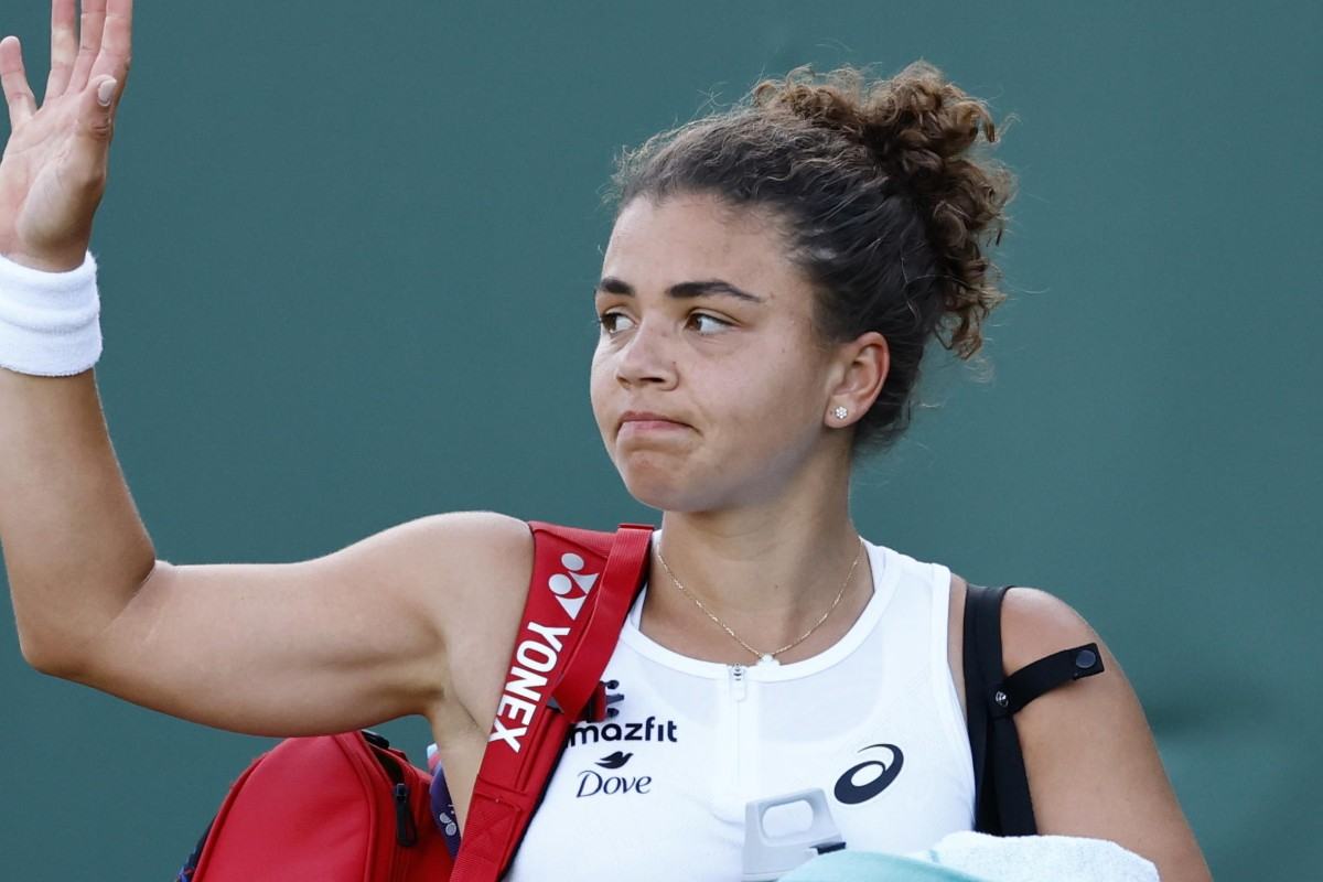 Jasmine Paolini saluta il pubblico a Wimbledon