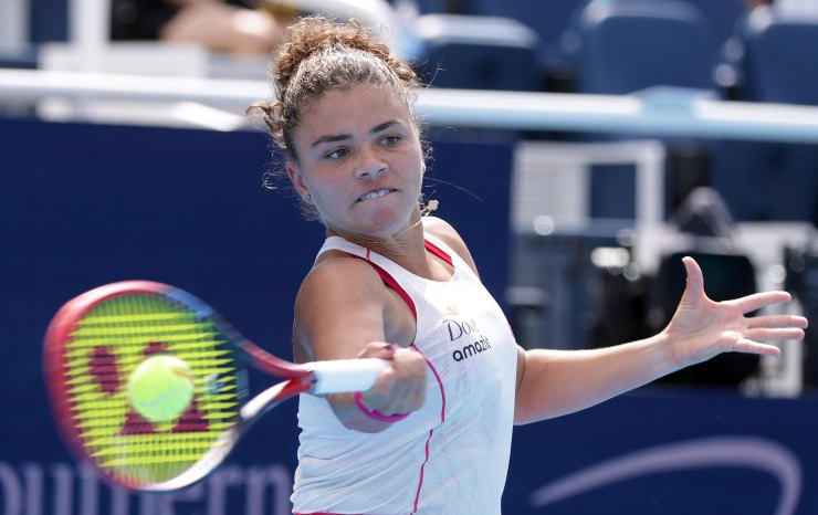 Jasmine Paolini mentre esegue un dritto