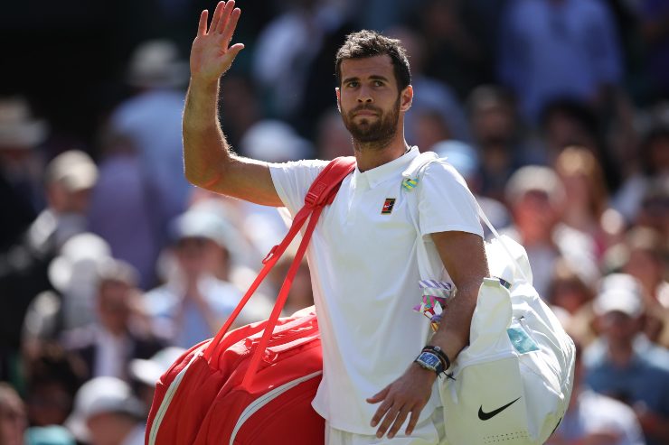 Karen Khachanov, con due borsoni sulle spalle, saluta il pubblico