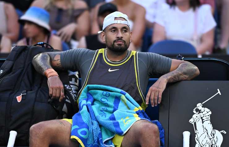 Nick Kyrgios seduto in panchina con uno sguardo sconsolato