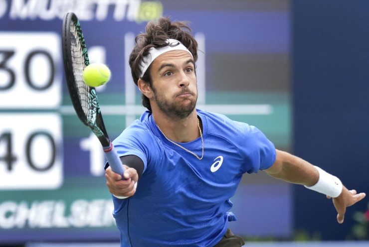 Lorenzo Musetti scende a rete