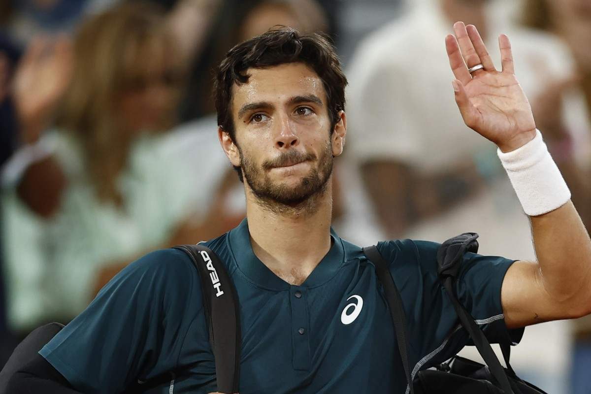 Lorenzo Musetti saluta il pubblico di Parigi