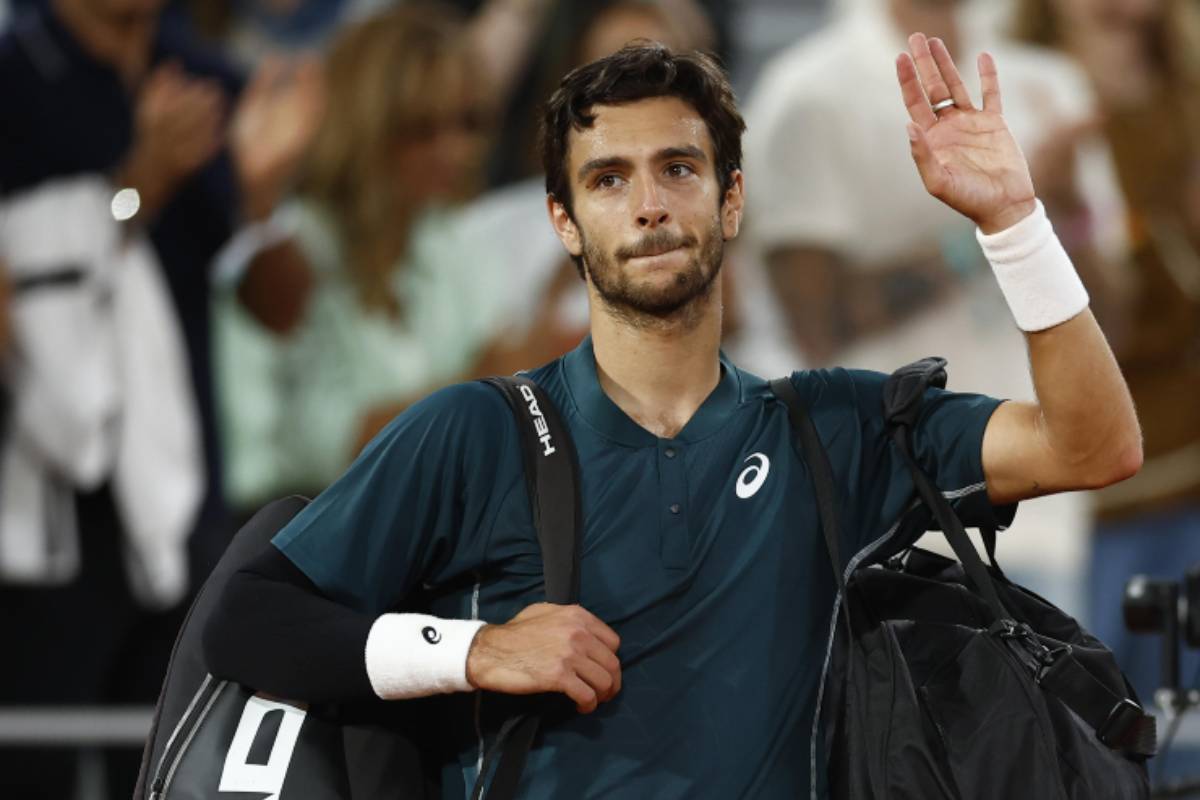 Lorenzo Musetti saluta i tifosi