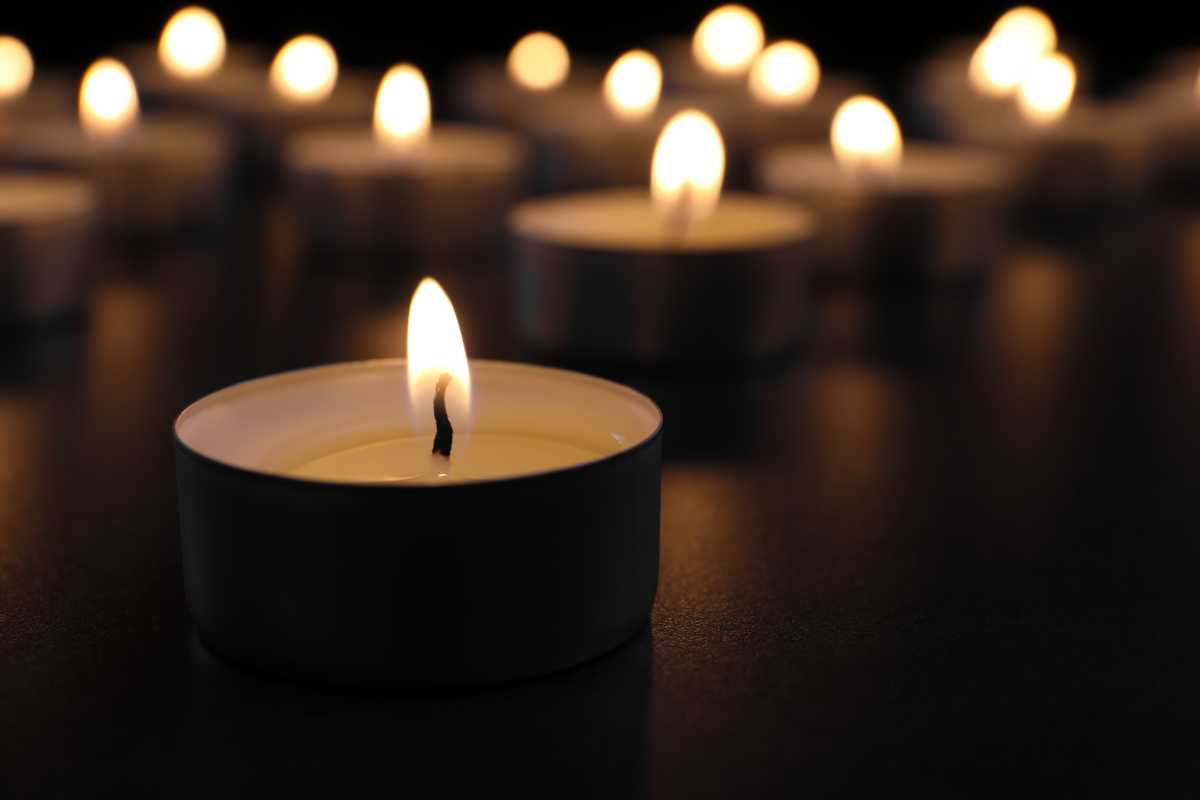 Candele accese in una chiesa