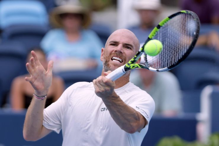 Adrian Mannarino colpisce con il dritto