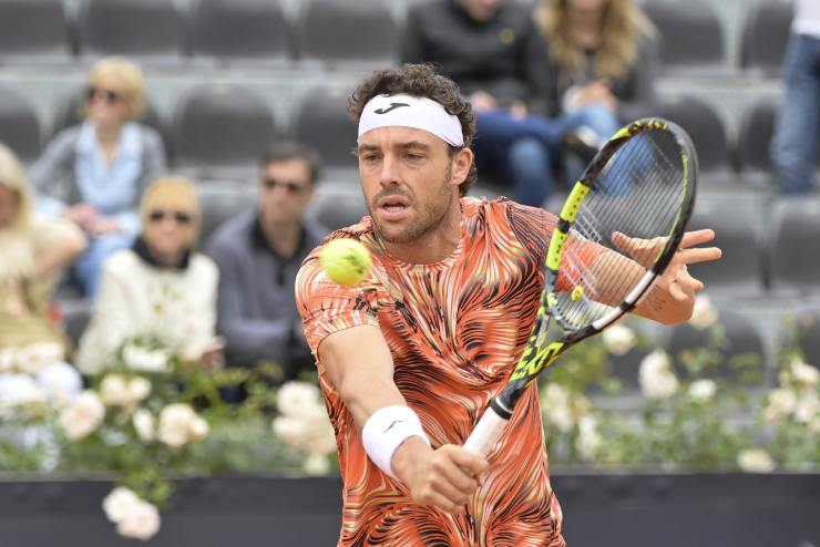 Marco Cecchinato esegue un colpo di volo