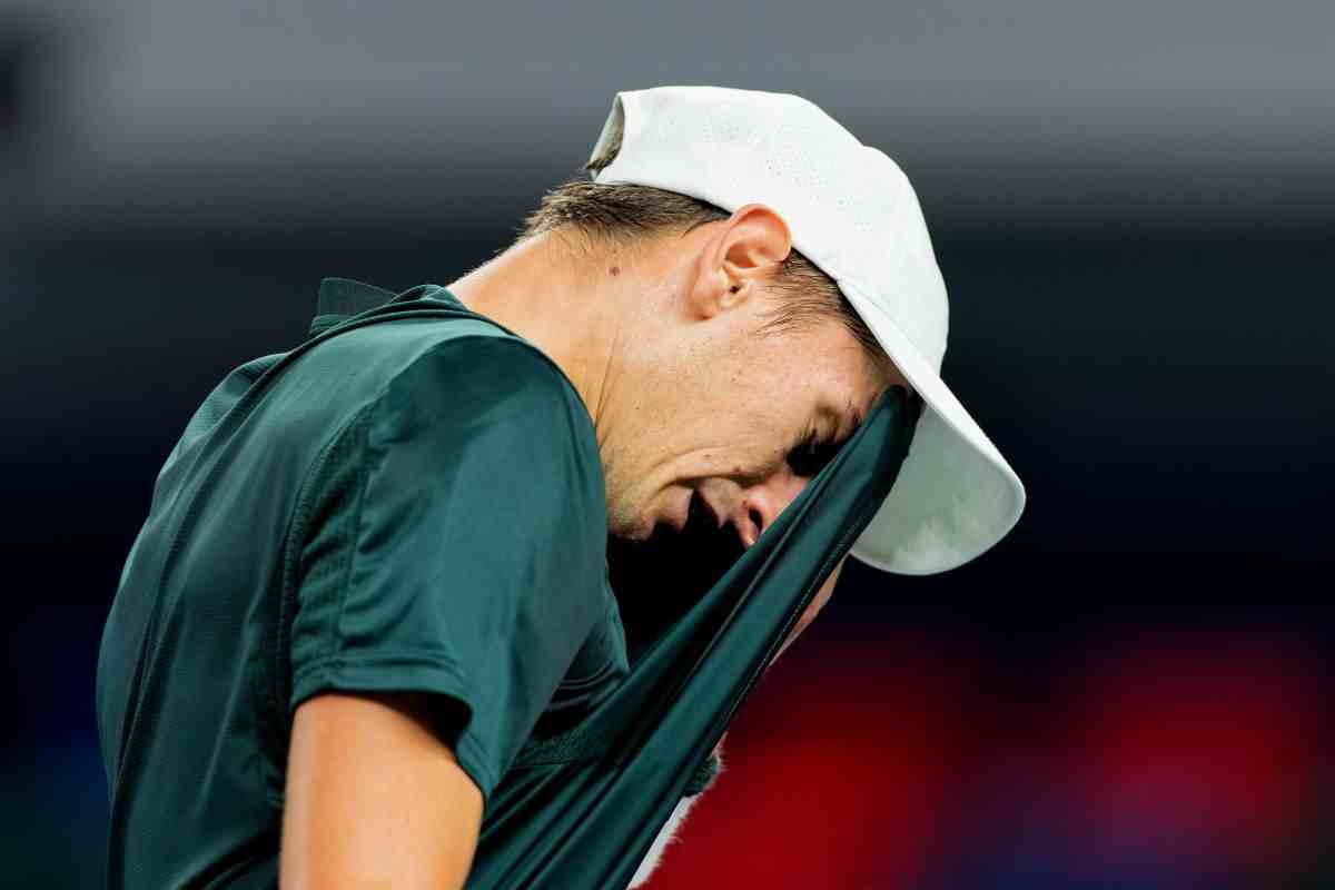 Matteo Arnaldi si asciuga la fronte con la maglietta