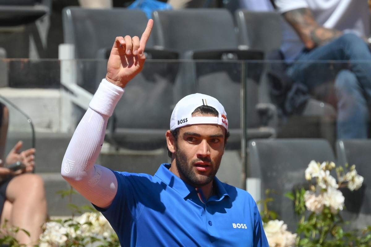 Matteo Berrettini punta l'indice verso il cielo