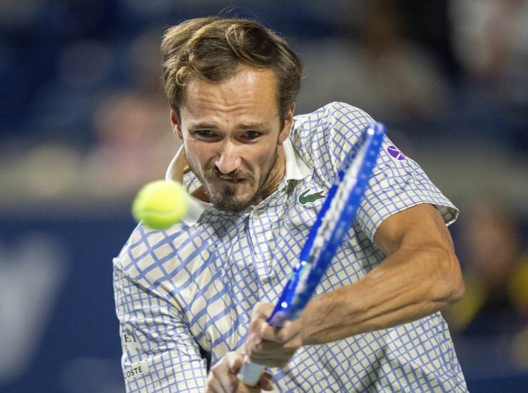 Daniil Medvedev esegue un rovescio