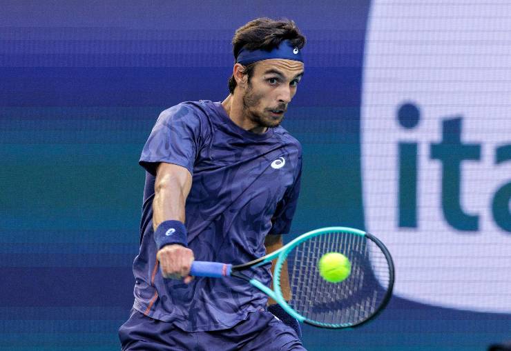 Lorenzo Musetti colpisce con il rovescio