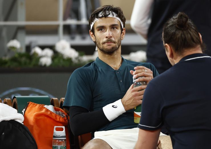 Lorenzo Musetti seduto in panchina