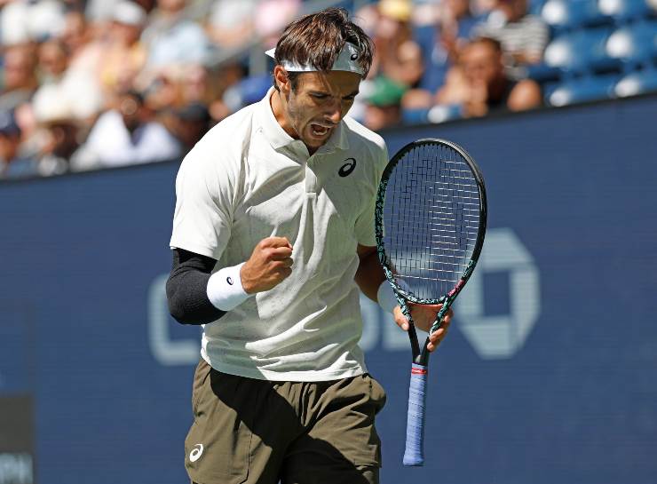 Lorenzo Musetti esulta dopo un punto