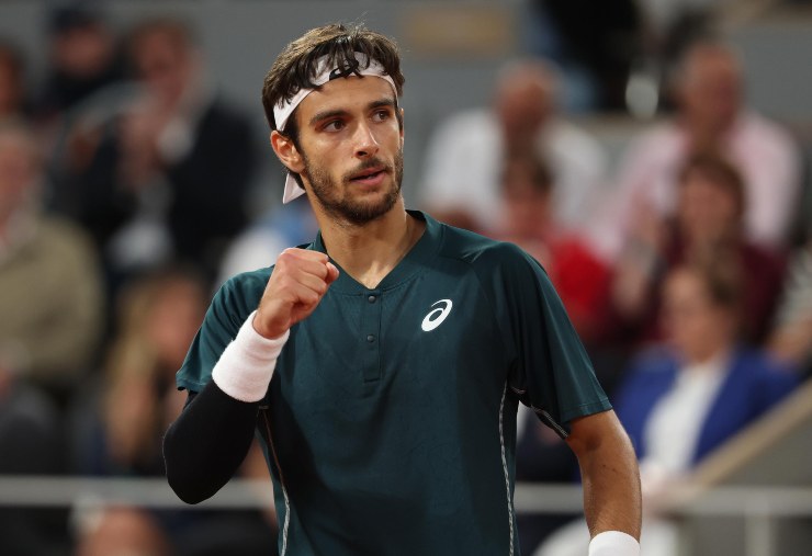 Lorenzo Musetti esulta a Parigi