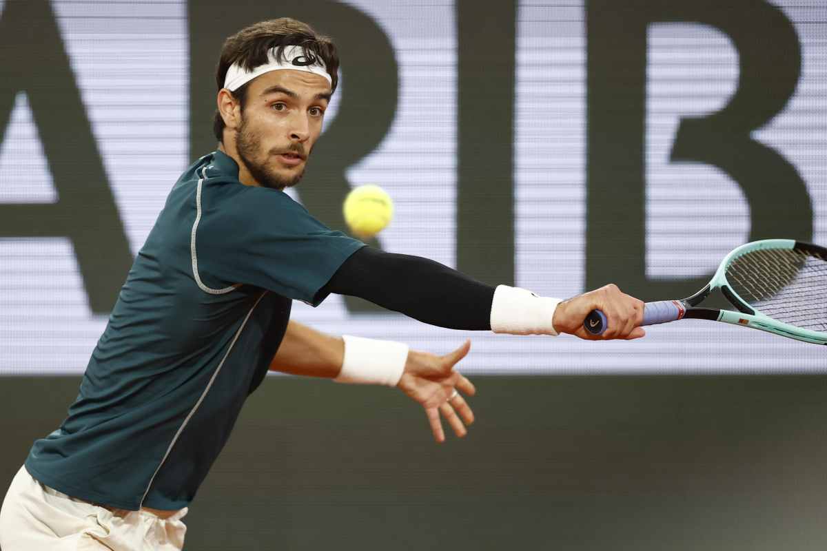 Musetti si prepara a colpire con il rovescio