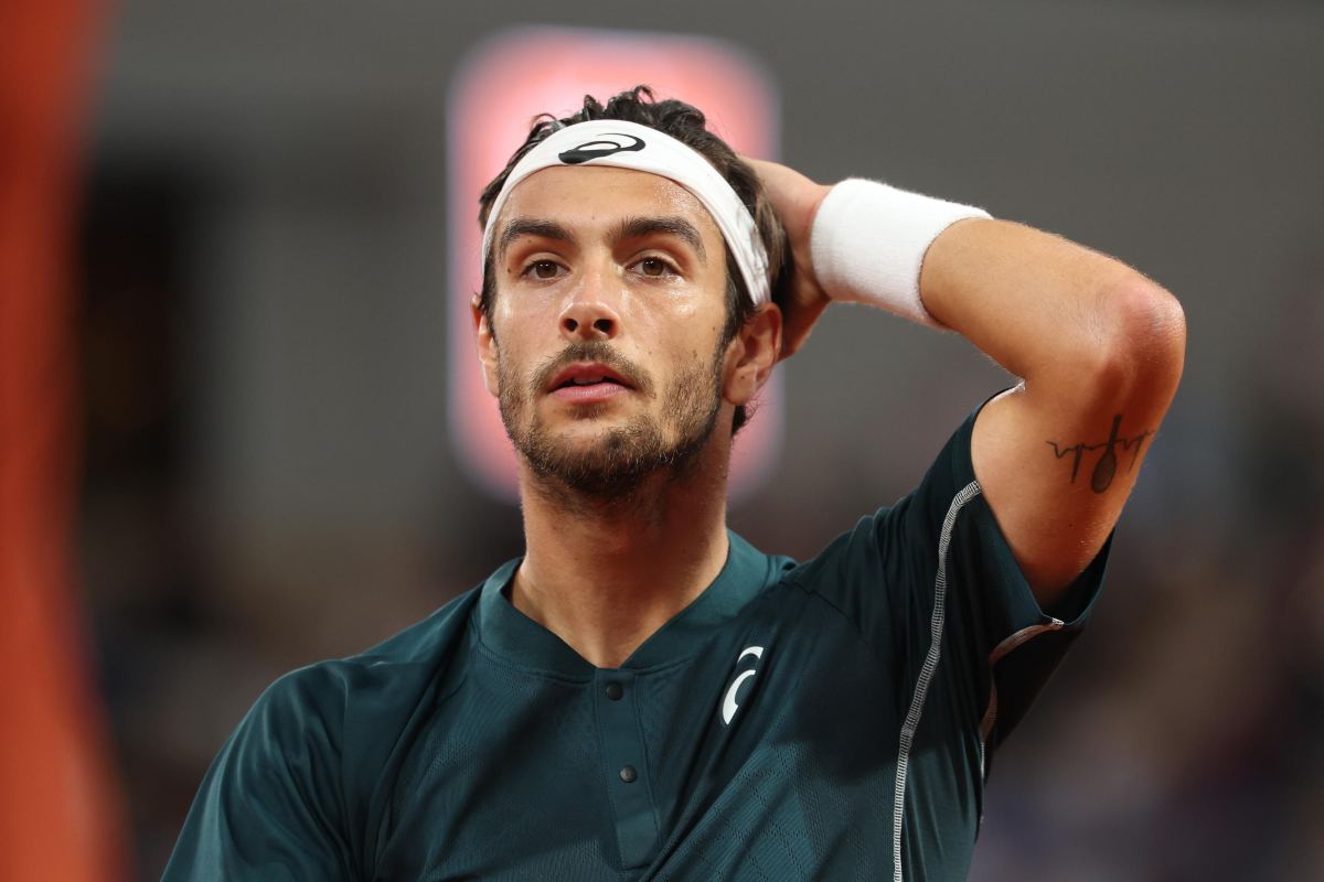 Musetti si porta la mano alla testa con espressione perplessa