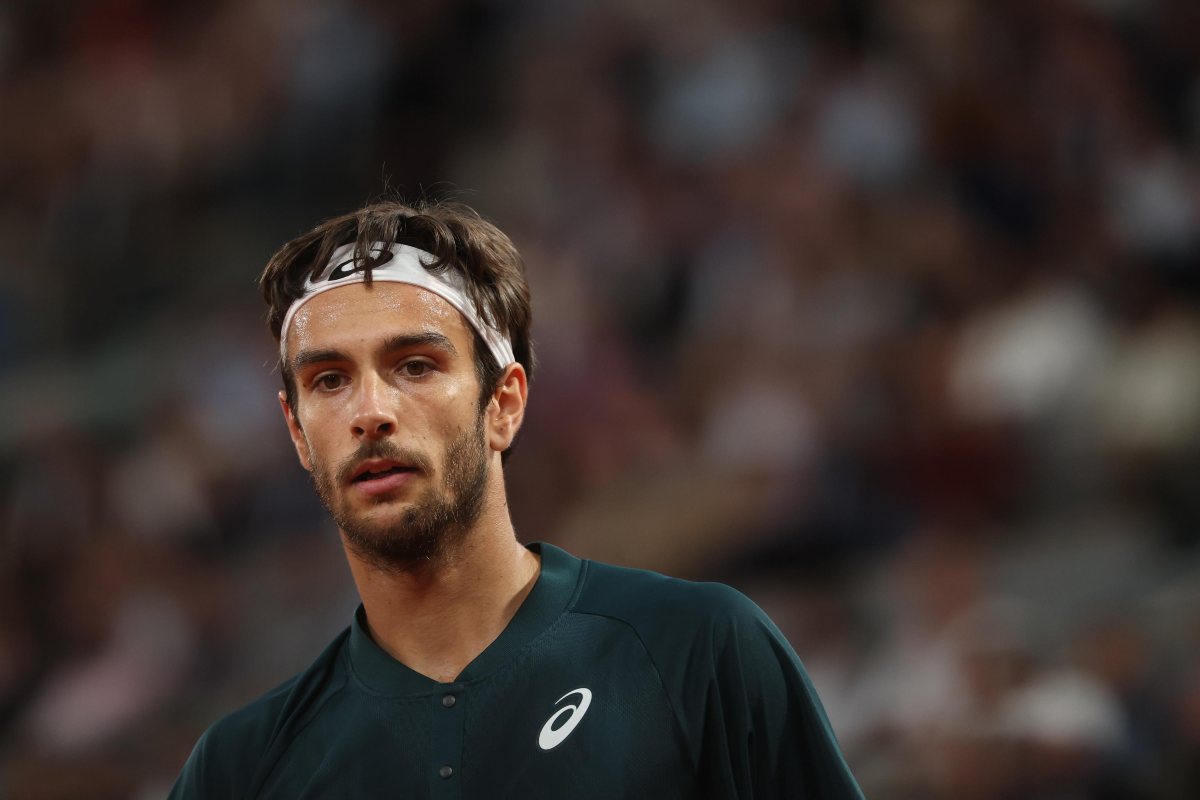 Musetti guarda nel vuoto sconsolato