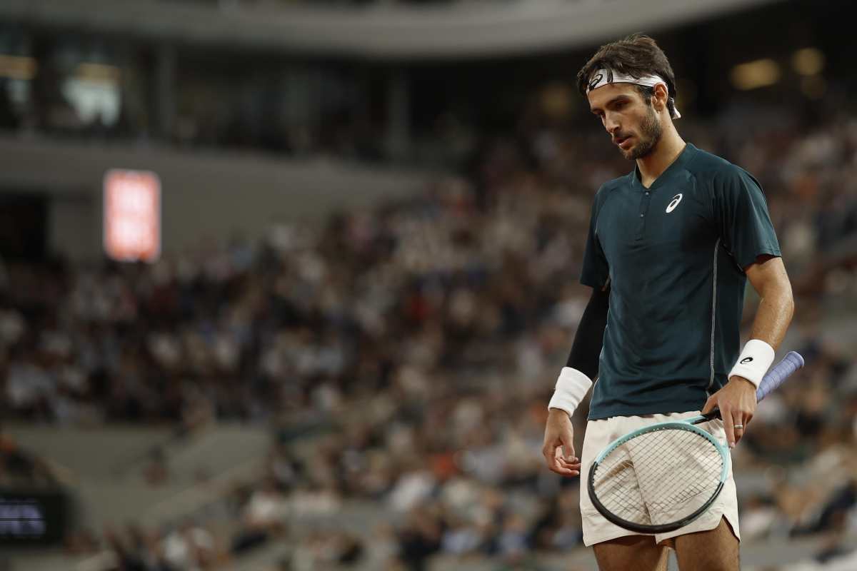 Musetti guarda in basso sconsolato