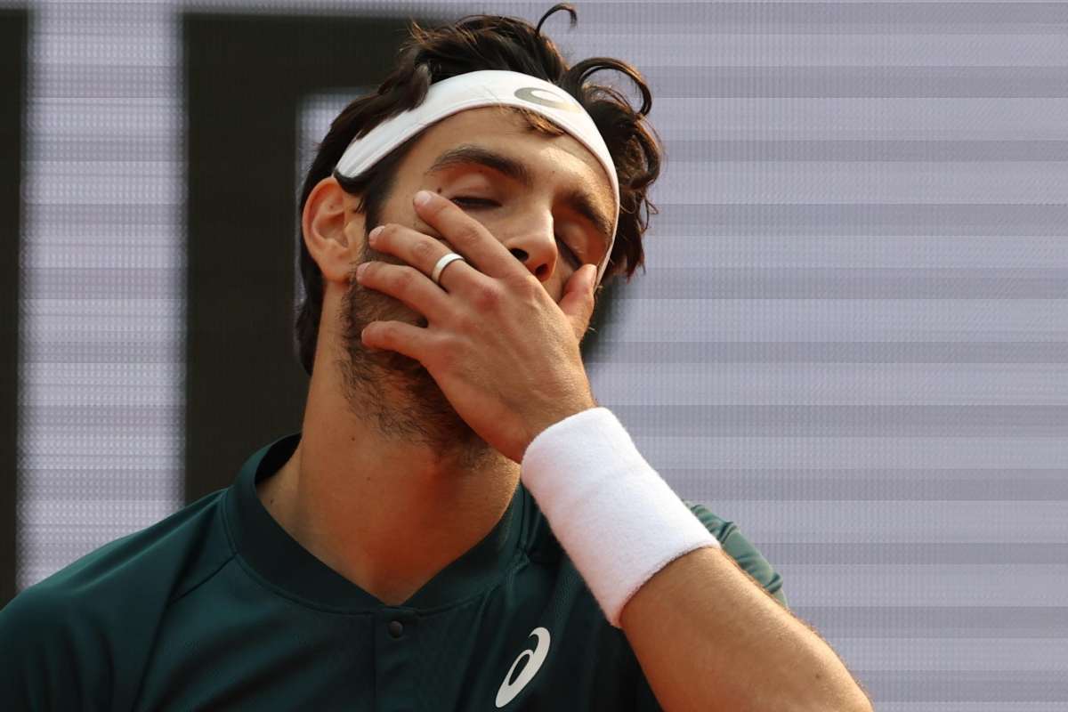 Musetti si porta la mano in faccia sconsolato