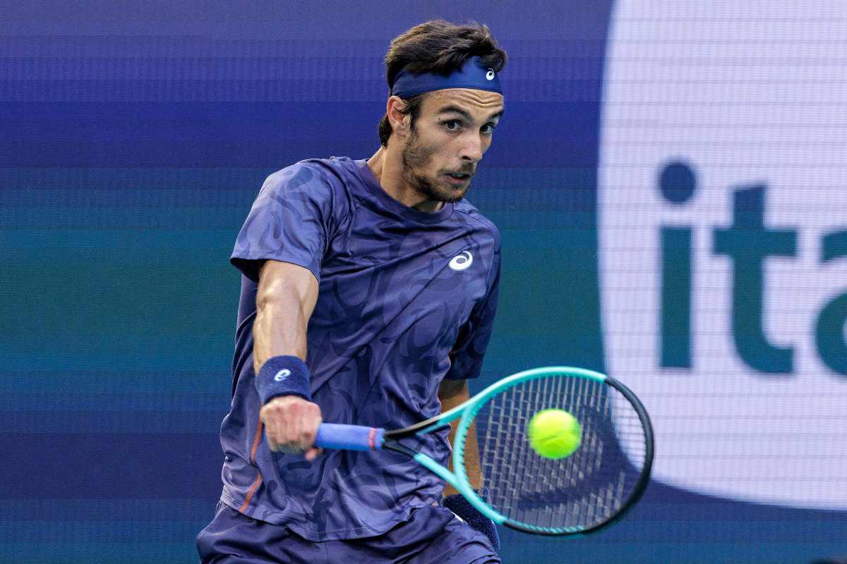 Lorenzo Musetti in azione con il rovrescio