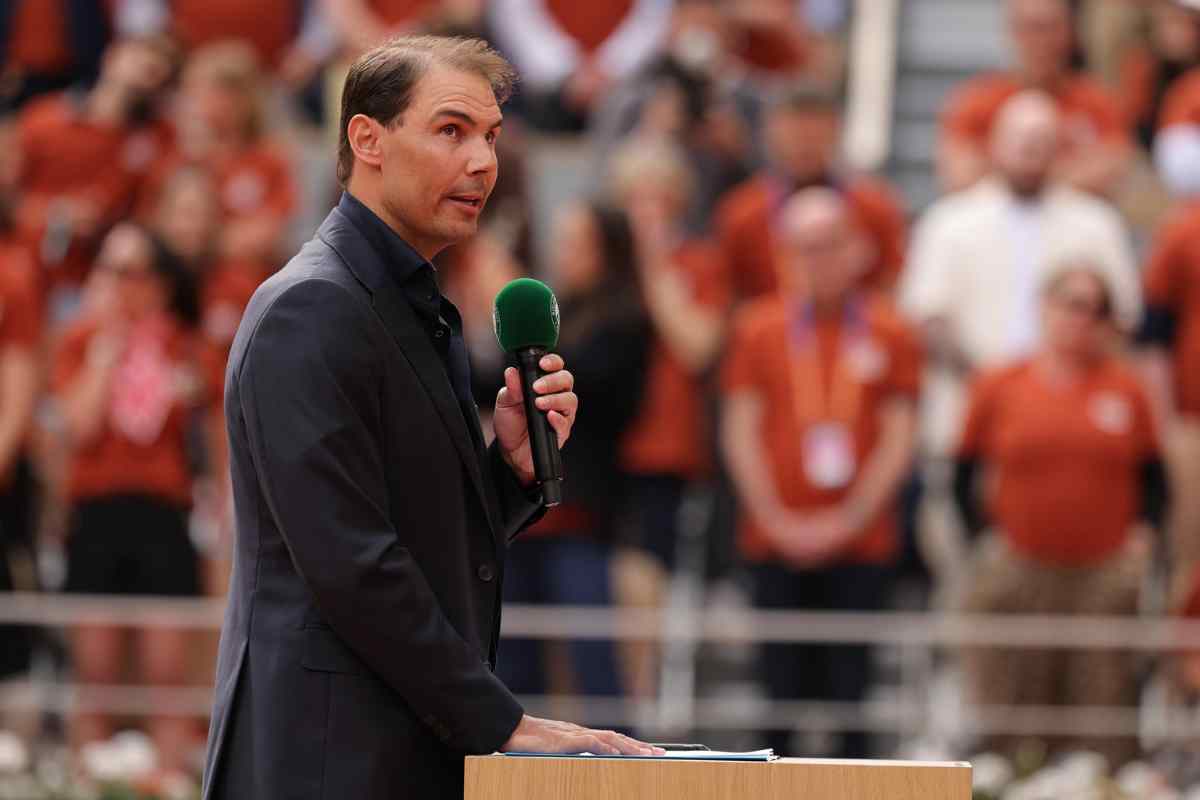 Rafa Nadal mentre parla al microfono