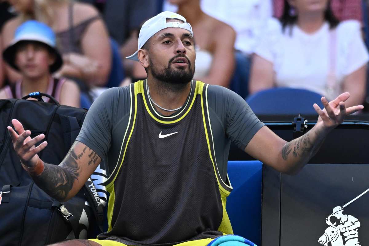 Nick Kyrgios si lamenta in panchina