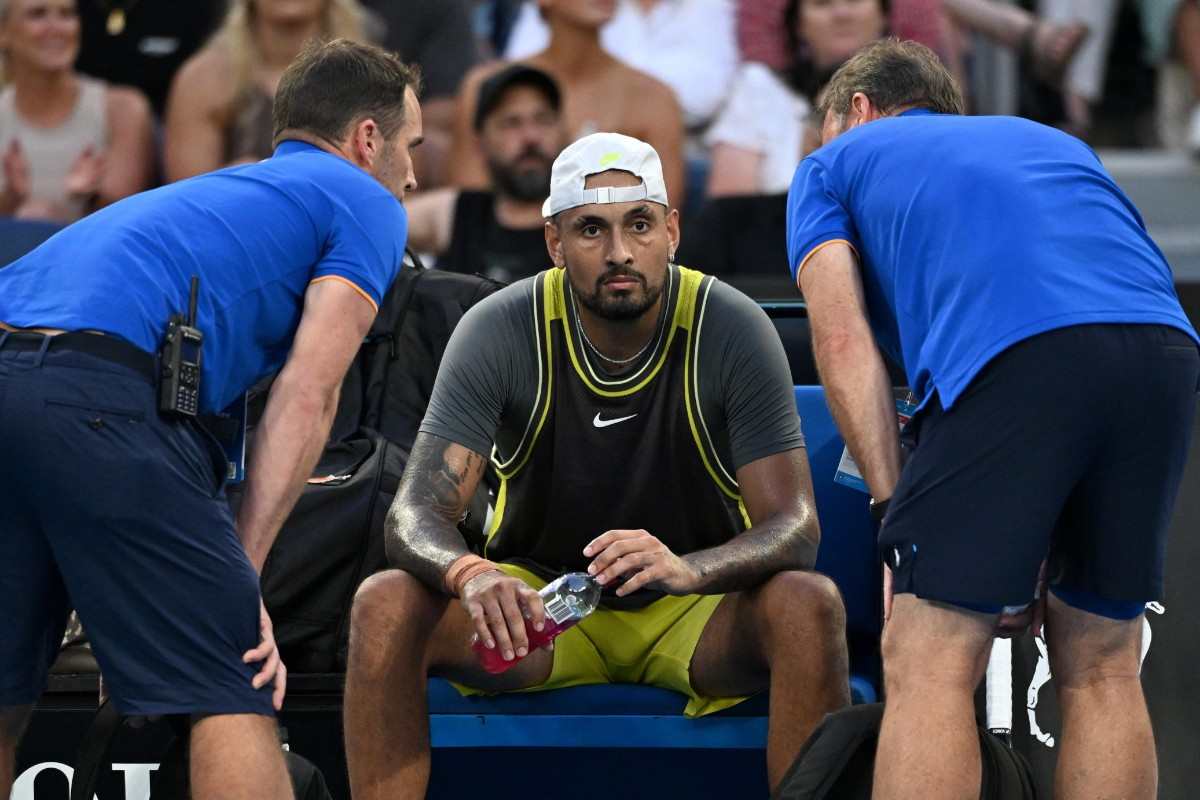 Nick Kyrgios insieme ai fisioterapisti a Melbourne