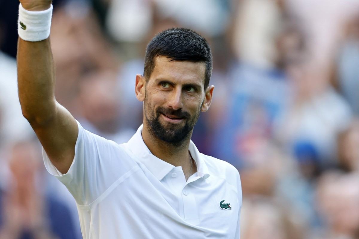 Novak Djokovic saluta il pubblico a Wimbledon