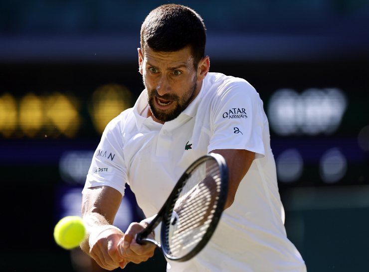 Novak Djokovic mentre esegue un rovescio a due mani