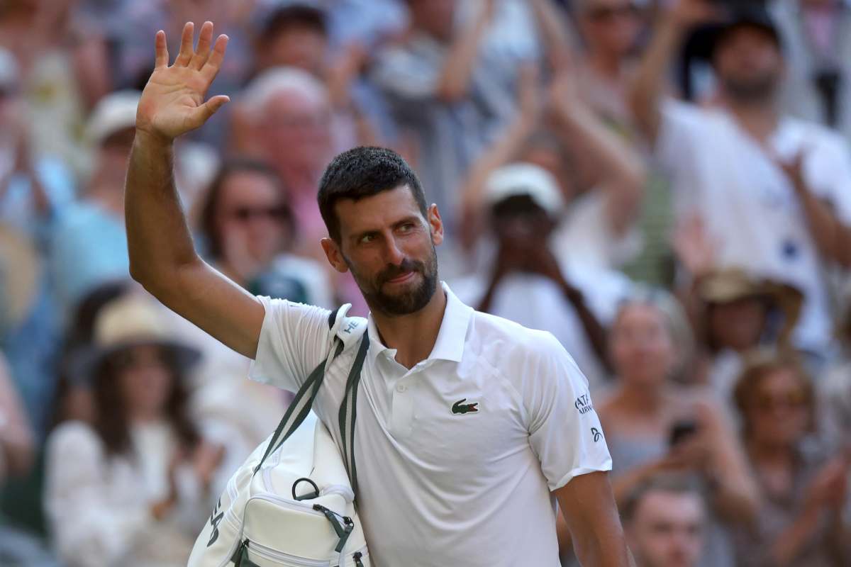 Novak Djokovic in primo piano e mentre saluta il pubblico