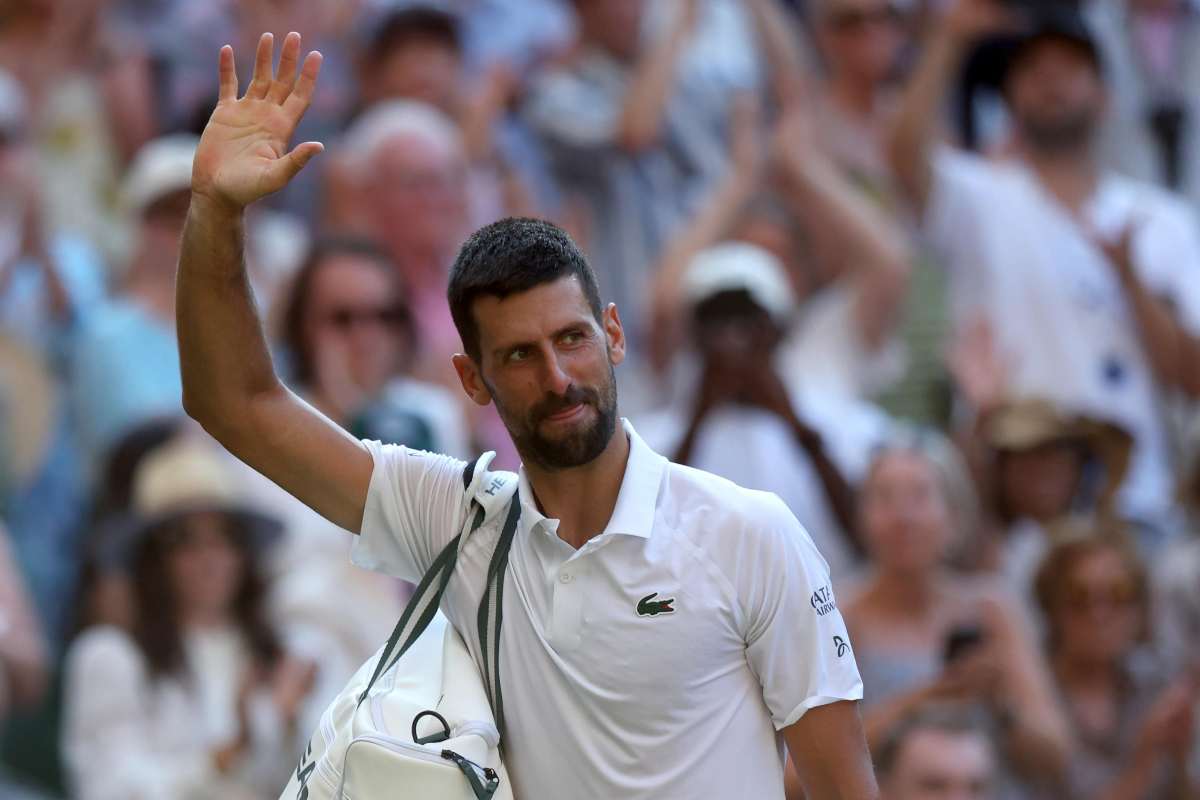 Novak Djokovic saluta i tifosi