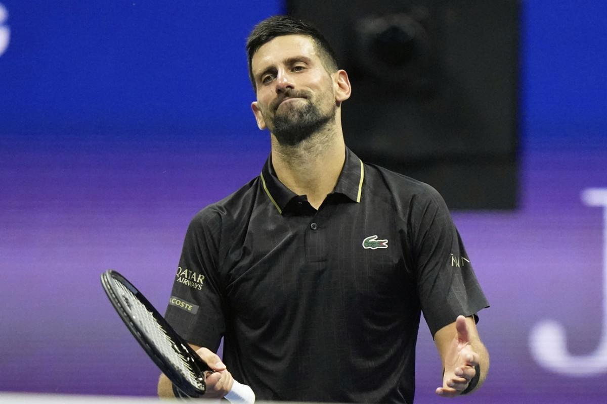 Novak Djokovic sbuffa in campo