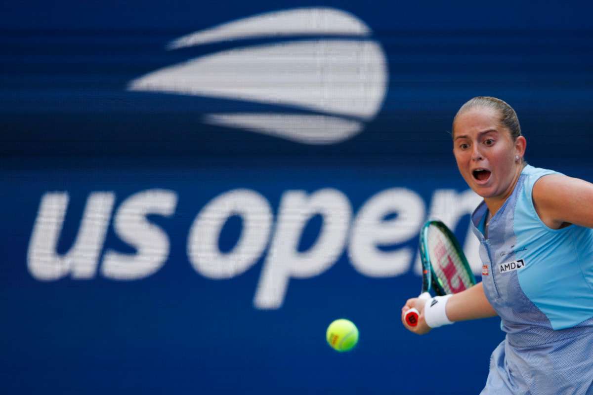 Ostapenko si appresta a colpire col dritto durante un match allo US Open