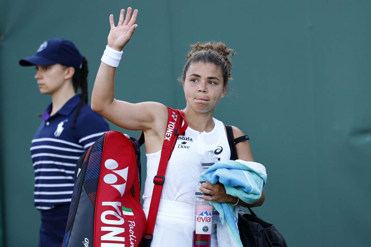 Jasmine Paolini saluta i tifosi dopo una sconfitta