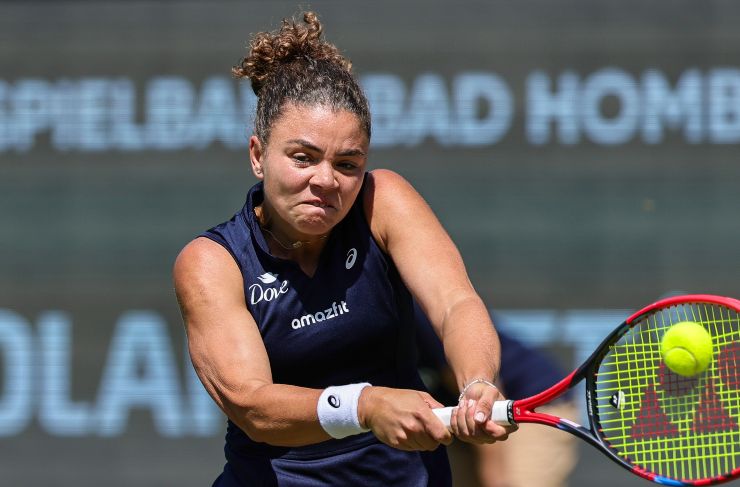 Jasmine Paolini esegue un rovescio