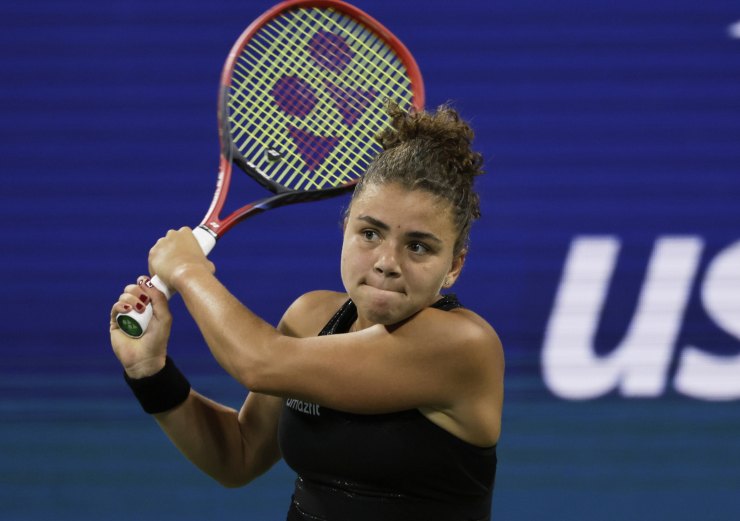 Jasmine Paolini colpisce col rovescio