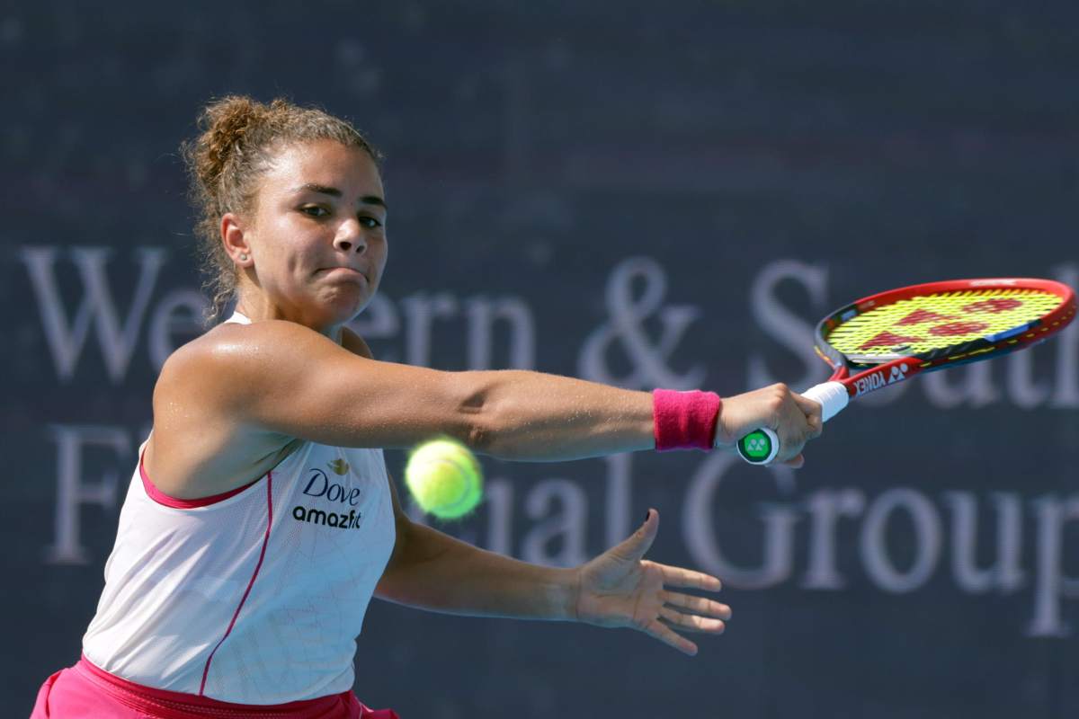 Jasmine Paolini in azione con il rovescio al Cincinnati Open