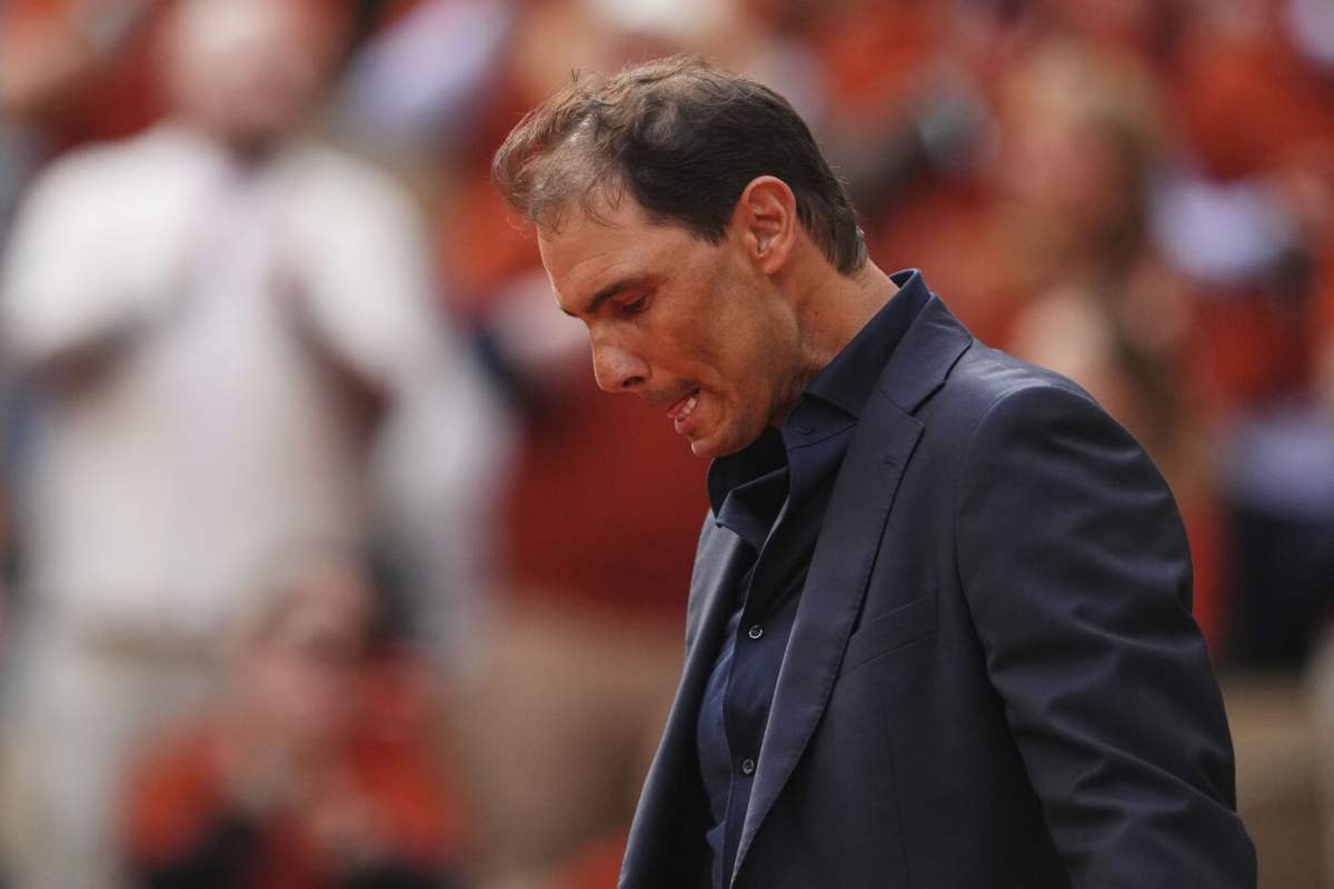 Rafa Nadal in primo piano, di profilo e a capo chino