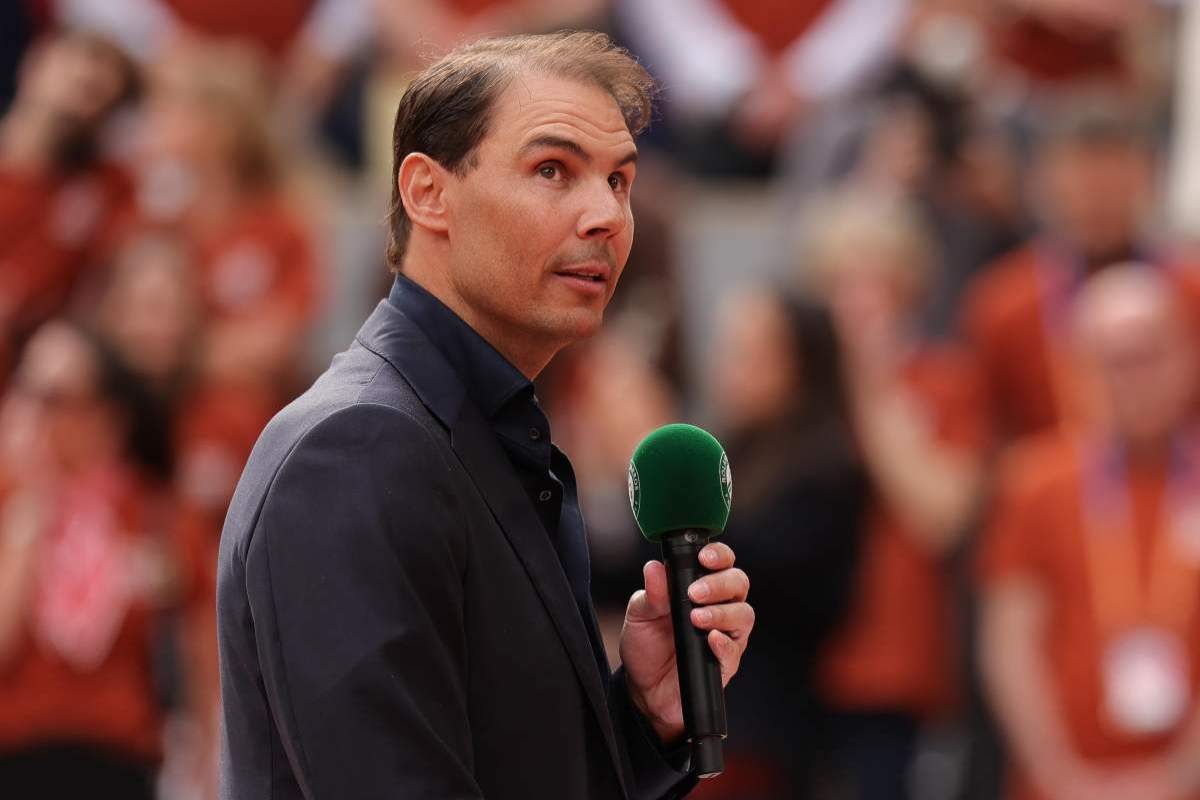 Rafa Nadal in primo piano, di profilo e con un microfono in mano
